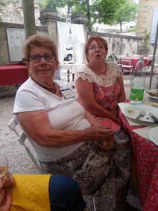 A gauche Jocelyne Garaud, responsable des bénévoles de la cantine du Festival