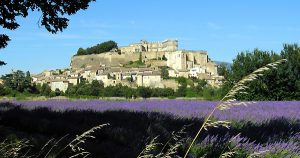 Vue sur le village de Grignan