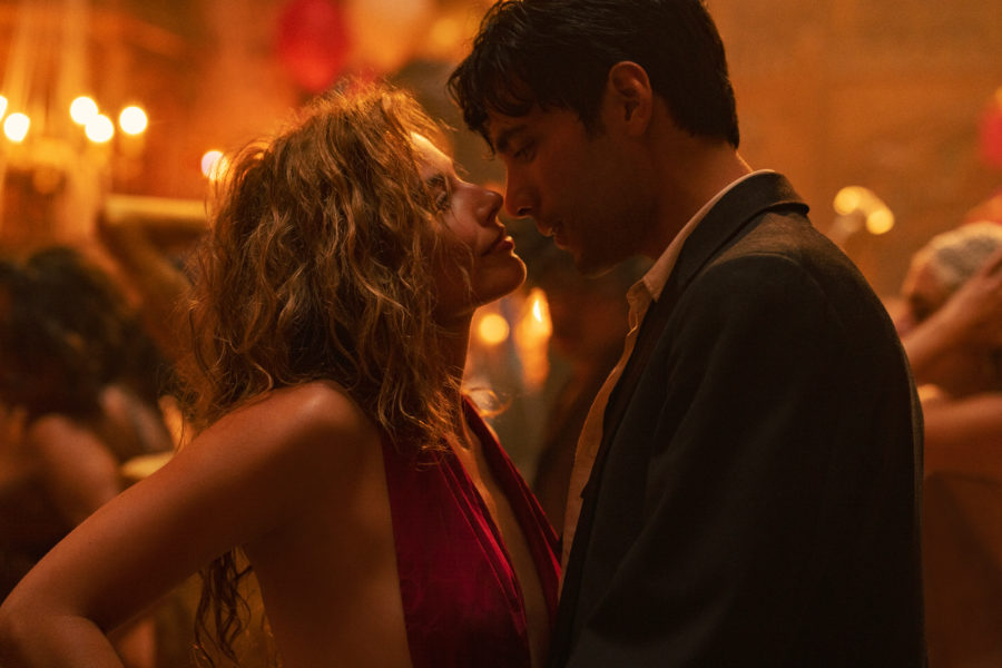 Margot Robbie est Nellie LaRoy et Diego Calva est Manny Torres dans Babylon (Paramount Pictures).