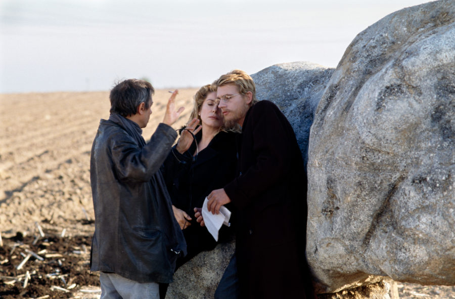 Leos Carax, Catherine Deneuve et Guillaume Depardieu sur le tournage de Pola X. (Photo de Luc Roux/Sygma/Sygma via Getty Images)