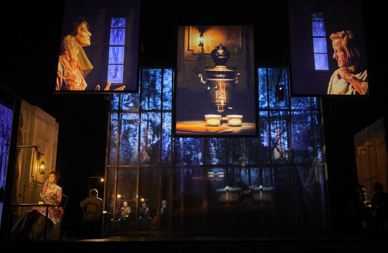 Jennifer Decker et Stéphane Varupenne dans Les Démons, salle Richelieu ® Christophe Raynaud de Lage, coll. Comédie-Française